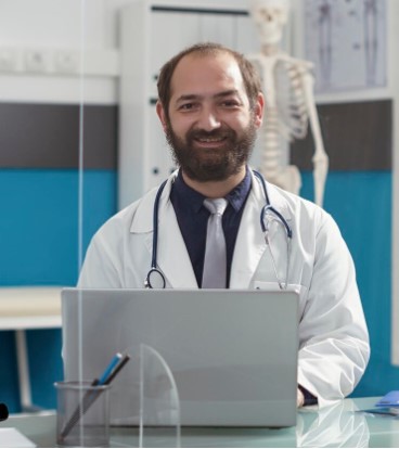 Dr. Gabriel Rivera en consulta